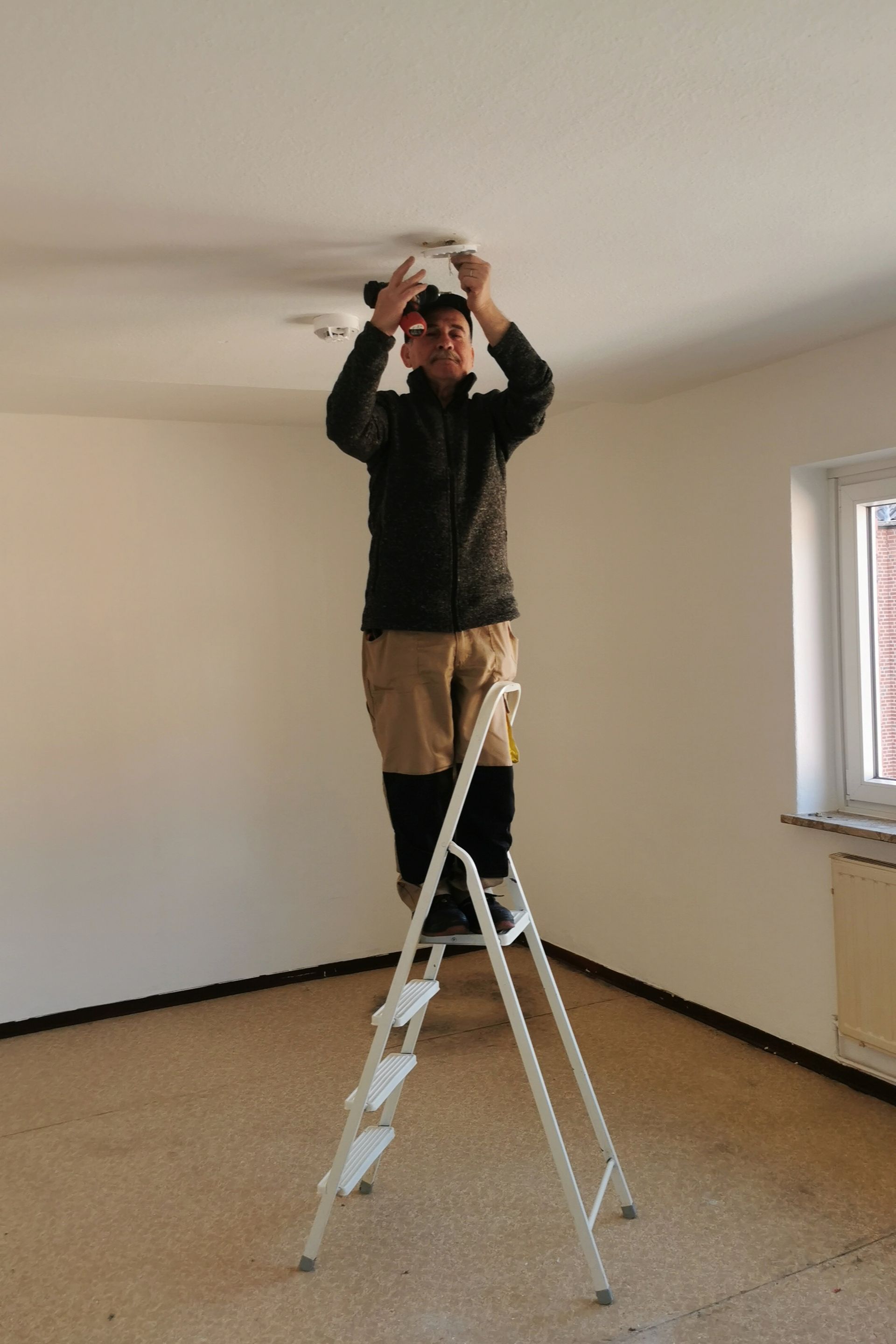 Elektriker bei der Installation einer Leuchte