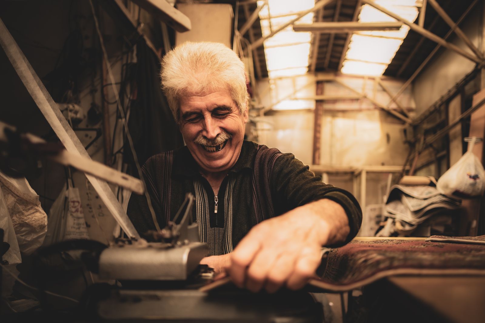Handwerker in seiner Werkstatt