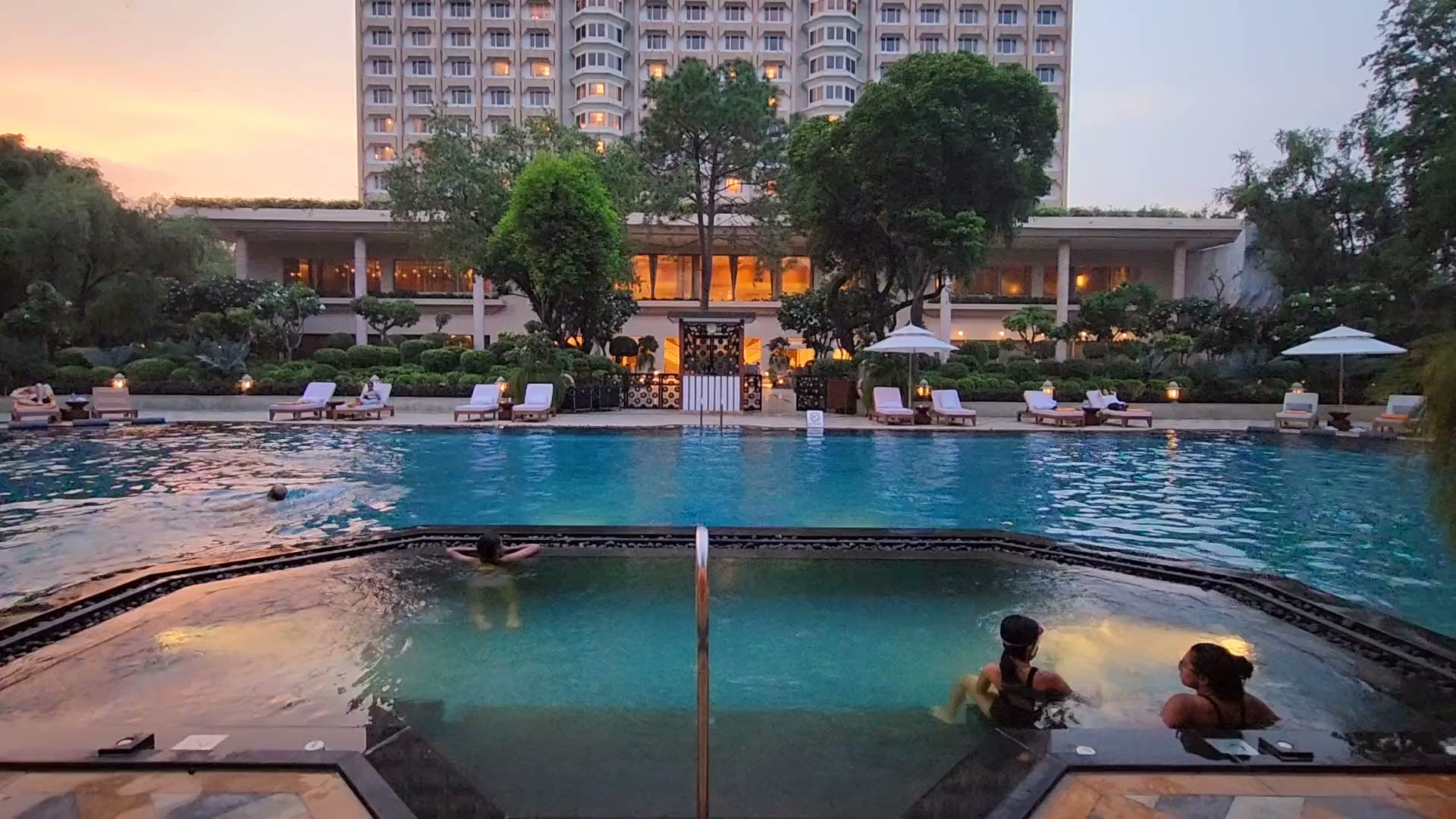 Poolterrasse bei Sonnenuntergang