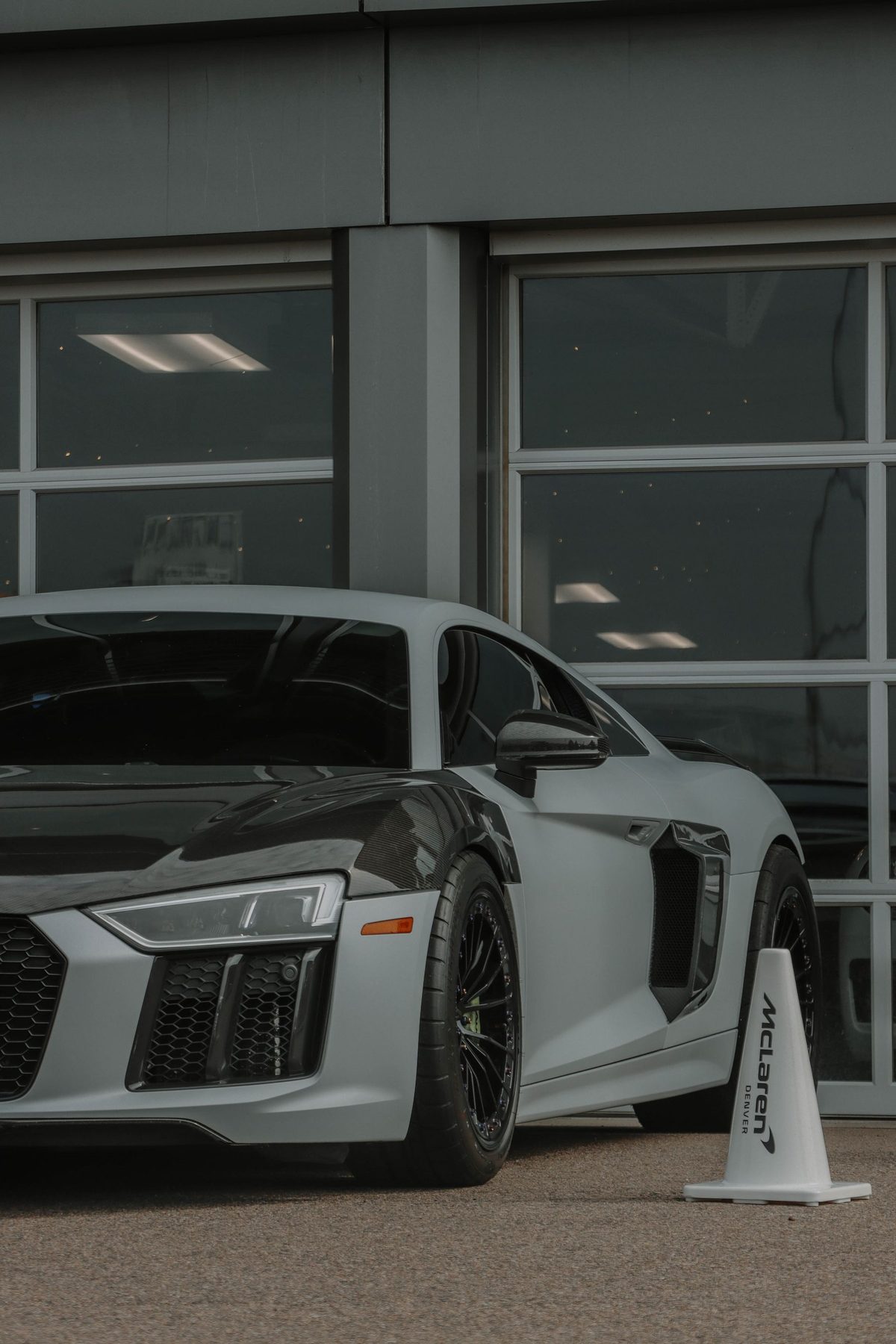 Audi R8 Coupé V10 performance in Suzukagrau metallic