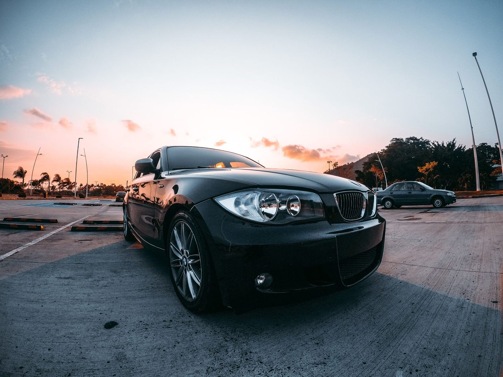 BMW 120i in Schwarz Saphir metallic