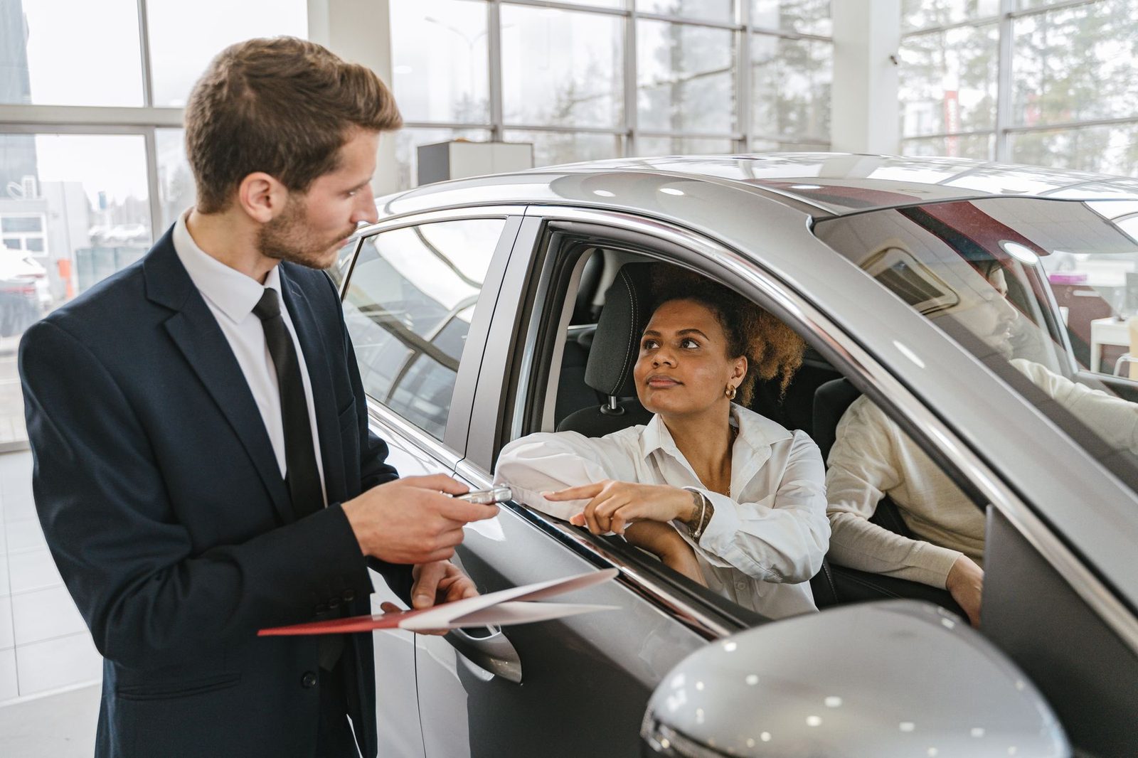 Übergabe der Fahrzeugschlüssel im Showroom