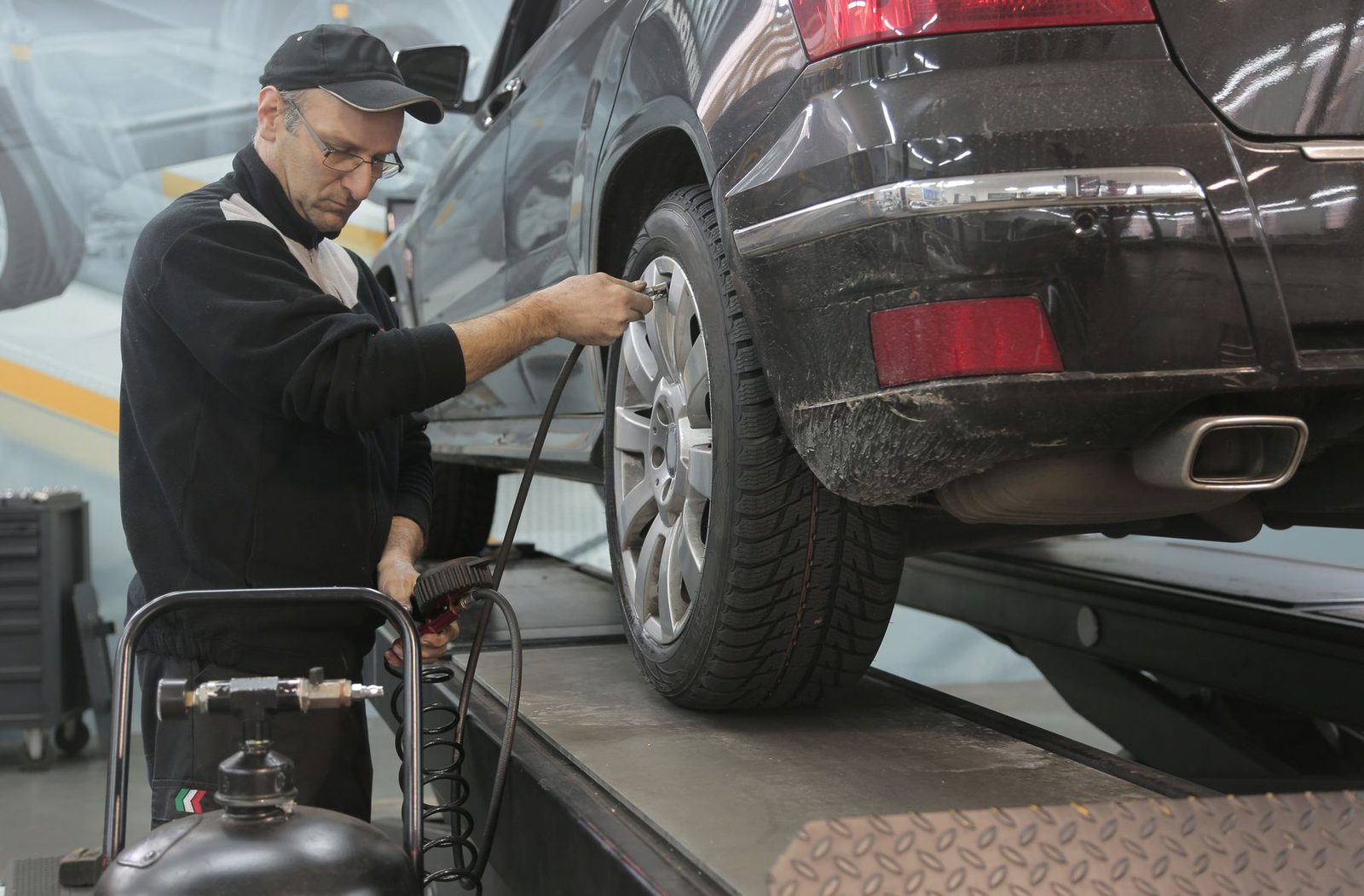 Kfz-Mechaniker bei der Arbeit